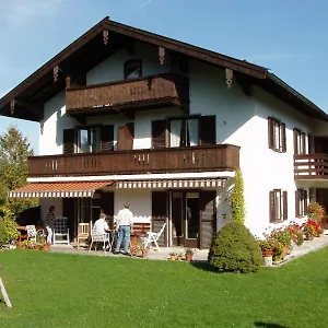 Haus Auracher Apartment